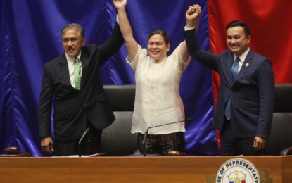 <p><strong>NEW VICE PRESIDENT.</strong> Senate president Vicente Sotto III and House Speaker Lord Allan Velasco officially declare Davao City Mayor Sara Duterte winner of the May 9 vice presidential race at the House of Representatives in Quezon City on May 25. Sara will be sworn into office as the 15th vice president of the Philippines by Supreme Court Associate Justice Ramon Paul Hernando in Davao City on Sunday <em>(June 19, 2022). (File photo)</em></p>