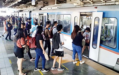 <p>A busy Metro Rail Transit-3 (MRT-3) station in this file photo. </p>