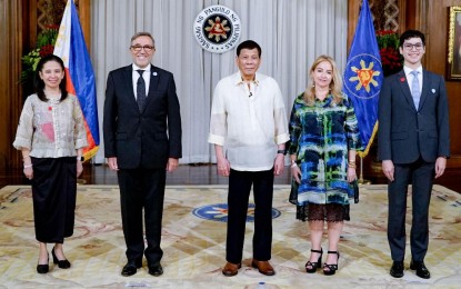 <p><strong>NEW ENVOY</strong>. President Rodrigo Roa Duterte poses for a photo opportunity with Argentine Republic Ambassador-designate Ricardo Luis Bocalandro (2nd from left) who presented his letter of credence to the President at the Malacañang Palace on May 25, 2022. Joining them are (L-R) Foreign Affairs Acting Secretary Lourdes Yparraguirre, the Ambassador's wife Madame Maria Elena Urriste, and Chief of Consular Affairs Mauricio Germán Muñoz. <em>(Presidential photo by King Rodriguez)</em></p>