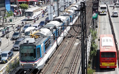 <p><strong>NO JOKING</strong>. The Metro Rail Transit 3 (MRT-3) approaching the Guadalupe station northbound in this file photo. An unidentified man who dropped a bomb joke at MRT-3 was apprehended by security personnel and taken to a local police station on Wednesday (March 22, 2023). <em>(PNA photo by Ben Briones)</em></p>