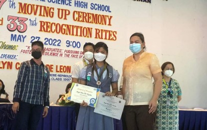 Sara stands in as HS student’s mom in Pangasinan grad rites