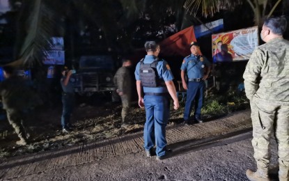 <p><strong>ELECTION VIOLENCE.</strong> Basay, Negros Oriental police chief Maj. Adrian Nalua (3rd from right), briefs provincial police director, Col. Germano Mallari (2nd from right), and Army Brig. Gen. Leonardo Peña of the 302nd Brigade (right) at the scene of a shooting incident in Barangay Cabalayongan on May 9, 2022. Police authorities have urged a poll bet initially identified as a suspect but who claims to be one of the victims, to file proper charges in court. <em>(PNA file photo by JFP)</em></p>
