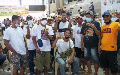 <p><strong>FUEL DISCOUNT</strong>. Fisherfolk from the coastal municipalities of Bataan show the discount cards that they received through the fuel subsidy program of the Department of Agriculture - Bureau of Fisheries and Aquatic Resources in this undated photo. The program that was launched in Subic, Zambales in March is set to benefit about 6,000 fishers in Central Luzon. <em>(Photo courtesy of BFAR-3)</em></p>