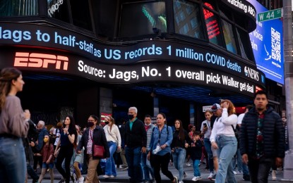 <p><strong>MASKED.</strong> Pedestrians walk in front of a Times Square news ticker in New York City, New York, the United States on May 12, 2022. The city has lifted the mandatory wearing of masks while other states are reimposing the rule.<em> (Photo by Michael Nagle/Xinhua)</em></p>