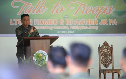 <p><strong>RESERVE UNITS. </strong> Commanding General of the Philippine Army (CGPA) Lt. Gen. Romeo S. Brawner Jr. highlights the need to strengthen the country's reserve force during his traditional "Talk to Troops" at Camp Riego de Dios in Tanza, Cavite on Friday (May 27, 2022). Brawner said the PA reserve units play a key role in disaster response. <em>(Photo courtesy of PA)  </em></p>