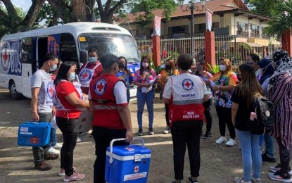 <p><strong>VAX DRIVE CONTINUES.</strong> The Philippine Red Cross vaccination bus visits Barangay Ayala, Zamboanga City on May 25, 2022. Since its deployment on May 2, the bus has already vaccinated 1,679 in the city, 148 of them already with complete doses. <em>(Photo courtesy of Red Cross Zamboanga City)</em></p>