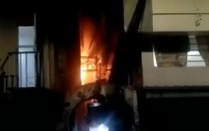 <p><strong>QC FIRE.</strong> A fire hits a residential building killing three children in Barangay Tatalon 1, Quezon City on Sunday (May 29, 2022). Three others were injured in the incident. <em>(Screengrab from Londres video/via Noel Talacay/PTV)</em></p>