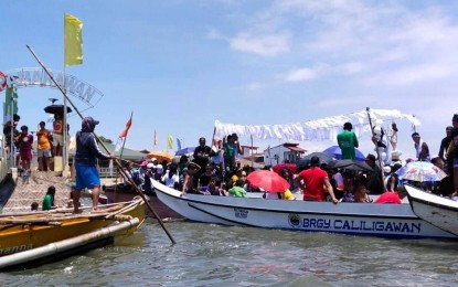 <p><strong>FLUVIAL PROCESSION.</strong> Catholic devotees join a traditional fluvial procession in Malolos City, Bulacan on Sunday (May 29, 2022). Boatloads of local residents and some foreign tourists participated in the event that was revived after two years of Covid-19 restrictions.<em> (Photo by Manny Balbin)</em></p>