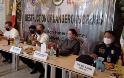 <p><strong>DRUGS DESTROYED</strong>. PDEA-7 regional director Levi Ortiz (center) and RTC Branch 21 Judge Pamela Baring-Uy (2nd from right) answer media queries during a press briefing after the burning of PHP99.6-million worth of illegal drugs in Cebu City on Monday (May 30, 2022). The drugs included 13.3 kilos of shabu, over 74 kilos of marijuana and 4.44 grams of prescription drugs. <em>(PNA photo by John Rey Saavedra)</em></p>