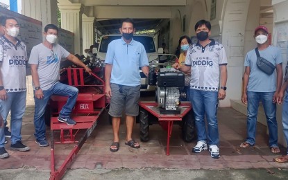 <p><strong>REWARD</strong>. Piddig, Ilocos Norte Mayor Eduardo Guillen (3rd from right) awards a hand tractor to the barangay with the most artificially-inseminated semen of Wagyu. Of the 193 cattles that were inseminated, 84 became pregnant. <em>(Photo courtesy of Piddig, Ilocos Norte LGU)</em></p>