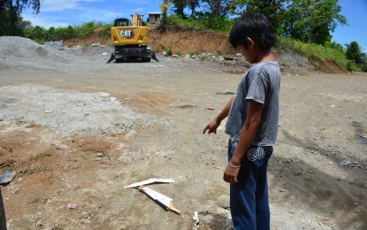 <p><strong>FINDING DEBRIS.</strong> A boy points to pieces of material that residents claim are part of the Israel-made Hermes 900 drone that crashed in Barangay Pualas, Baungon town, Bukidnon, Saturday (May 28, 2022). The Philippine Air Force on Monday says it will not remove the debris and parts of the drone at the crash site until it finishes its investigation. <em>(PNA photo by Jigger Jerusalem)</em></p>
