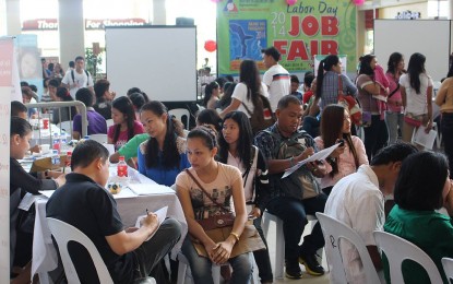 <p><strong>JOBSEEKERS.</strong> Applicants flock to a local job fair in Dumaguete City, Negros Oriental in this undated photo. The DOLE in the province on Tuesday (May 31, 2022) said it is awaiting the Implementing Rules and Regulations for the recently approved PHP31 minimum daily wage hike in Central Visayas. <em>(File photo by Judy Flores Partlow)</em></p>