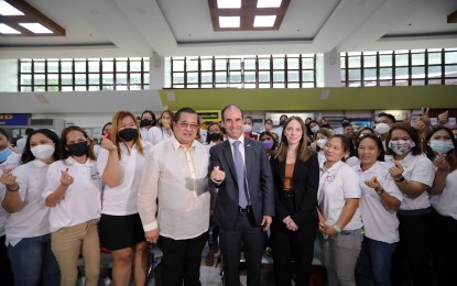 <p><strong>ISRAEL-BOUND PINOYS.</strong> Department of Migrant Workers Secretary Abdullah “Dabs” Mama-o (4th from left) poses with Israel Ambassador Ilan Fluss (6th from right) for a souvenir photo with the first batch of 61 Filipino hotel workers bound for Israel during the send-off ceremony at the Philippine Overseas Employment Administration building in Mandaluyong City on Tuesday (May 31, 2022). Around 500 Filipino hotel workers will be hired for the initial phase. <em>(PNA photo by Joey O. Razon)</em></p>