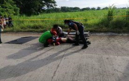 <p><strong>AMBUSHED</strong>. Personnel of the Matanao rescue team and police officers prepare to make a medical evacuation on Tuesday (May 31, 2022) of an ambushed cop to save his life. The victim was identified as Patrolman Hariz Jhun Adayo, 26, of Poblacion Uno, Bansalan, Davao del Sur. <em>(Photo courtesy of Matanao MPS)</em></p>