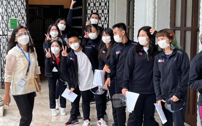 <p><br /><strong>COURTESY CALL.</strong> The medalists in the Hanoi Southeast Asian Games arrive in Malacañang Palace to meet with President Rodrigo Duterte on Tuesday (May 31, 2022). All athletes, coaches, and officials underwent Covid-19 tests on Monday to prepare for the visit. <em>(Photo courtesy of PSC)</em></p>