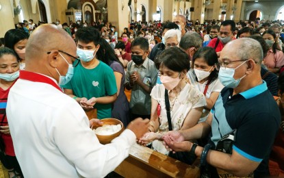 <p><strong>MASK ON. </strong>The Archdiocese of Manila will not impose mandatory wearing of face masks while attending Masses despite the rising number of new cases of Covid-19.  But the Church said it will continue encourage churchgoers not to be complacent.  <em>(PNA file photo)</em></p>