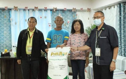 <p><strong>GOLDEN RICE</strong>. Chief of the Office of the Provincial Agriculturist Nicolasito Calawag (left) and DA-PhilRice Negros Branch Director Gerardo Estoy (right) release a sack of Golden Rice to farmers in San Jose de Buenavista, Antique on June 2, 2022. Calawag said the new palay variety would address the province’s malnutrition problem. <em>(PNA photo courtesy of Antique PIO)</em></p>