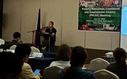 <p><strong>COMMITTED</strong>. TESDA 6 (Western Visayas) Director Jerry G. Tizon speaks before members of the Poverty Reduction, Livelihood and Employment Cluster of the Regional Task Force to End Local Communist Armed Conflict, during their meeting on Friday (June 3, 2022). In an interview on Saturday (June 4, 2022), he said intervention implemented by their cluster would continue even beyond the term of President Rodrigo Duterte. <em>(PNA photo by PGLena)</em></p>