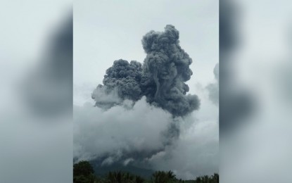 <p>Mount Bulusan's eruption <em>(File Photo courtesy of Arvie Gernandizo)</em></p>