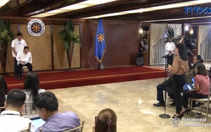 <p><strong>PALACE BRIEFING.</strong> Outgoing President Rodrigo Roa Duterte answers queries from the media in this undated file photo. Press Secretary-designate Beatrix Rose "Trixie" Cruz-Angeles said Thursday (June 9, 2022) that vloggers with high engagement and following on social media might be given access to Malacañang events. <em>(File photo)</em></p>