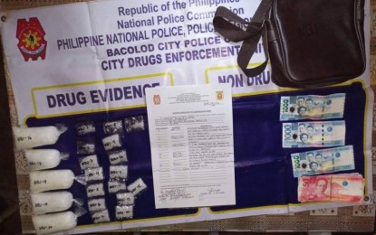 <p><strong>DRUG HAUL.</strong> Operatives of the Bacolod City Police Office City Drug Enforcement Unit seize 1,010 grams of suspected shabu worth PHP6.868 million from Napoleon Begasa III at his rented place in Purok Kawayanan, Barangay Banag on Sunday night (June 5, 2022). The suspect, who is a fruit vendor, is considered a high-value individual. <em>(Photo courtesy of Bacolod City Police Office)</em> </p>
<p> </p>