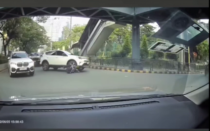 <p><strong>INHUMANE.</strong> A screenshot of the video that showed a white sports utility vehicle driven by a certain Mr. San Vicente running over security guard Christian Floralde at the intersection of Julia Vargas Ave. and St. Francis St. in Mandaluyong City on June 5, 2022. The victim survived with major body injuries while the driver has yet to be arrested. <em>(Screengrab from Miko Angelo Ramos Facebook)</em></p>
