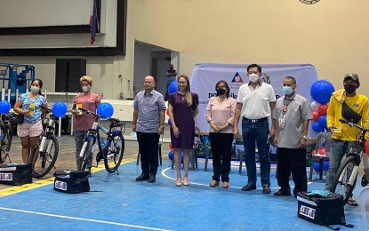 <p><strong>DELIVERY BIKES</strong>. Vendors show their bicycles and tools they received from the Department of Labor and Employment (DOLE-7). DOLE-7 OIC assistant regional director Emmanuel Ferrer (third from left) said on Tuesday (June 7, 2022) the agency provided a total of PHP475,000 worth of assistance to vendors in Cebu and Bohol so they can jumpstart their delivery and vending business. <em>(Photo courtesy of DOLE-7)</em></p>