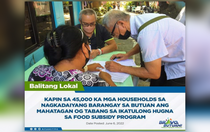 <p><strong>FOOD SUBSIDY.</strong> A senior citizen affected by the continuing threat of the pandemic receives his food subsidy from the Butuan City government in a distribution activity Monday (June 6, 2022). The third batch of the food subsidy will run from June 1 to 23 and is expected to benefit 45,020 residents in the city. <em>(Photo courtesy of Butuan CIO)</em></p>