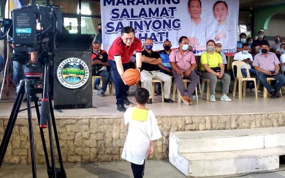 <p><strong>GOVERNMENT ASSISTANCE.</strong> Senator Christopher Lawrence Go hands over a basketball to a kid in Banaybanay town, Davao Oriental, Tuesday afternoon (June 7, 2022). Go, along with local and national agency representatives, assists in providing various assistance in the form of food and grocery packs, vitamins, face masks, and face shields to low-income residents. <em>(PNA photo by Che Palicte)</em></p>