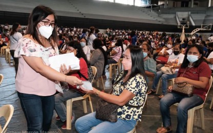 <p><strong>REWARD</strong>. Barangay health workers from various parts of Ilocos Norte receive special risk allowance from the Department of Health. Each beneficiary received PHP1,428. (<em>Photo courtesy of the Provincial Government of Ilocos Norte)</em></p>