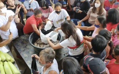 <p><strong>THANKSGIVING TOUR</strong>. Senator Imee Marcos distributes fresh tilapia among other farm products to Batac City residents at the Baay covered court on Tuesday (June 7, 2022). While in Ilocos Norte, the senator and party visited at least three Ilocos Norte Barangays for the thanksgiving event. <em>(Contributed)</em></p>