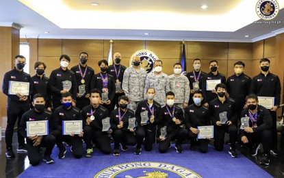 <p><strong>CHAMPIONS.</strong> Philippine Navy flag officer in command, Vice Adm. Adeluis Bordado (standing, sixth from right) poses for a photo opportunity with Navy personnel who won medals in the 31st Southeast Asian Games at the Navy headquarters in Manila on Monday (June 6, 2022). The Team Navy brought home a total of 19 medals from the regional sporting event. <em>(Photo courtesy of Philippine Navy)</em></p>