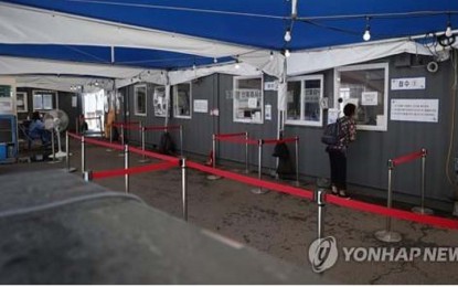 <p><strong>LIFTED.</strong> A citizen undergoes a Covid-19 test at a makeshift testing station in Seoul on June 6, 2022. South Korea has lifted the mandatory seven-day self-isolation period for all international arrivals. <em>(Yonhap)</em></p>