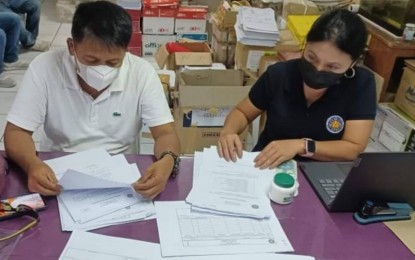 <p><strong>SOCE FILING</strong>. A Negros Oriental media practitioner, Noel Ramirez, who ran for board member and lost in the May 9, 2022 elections, files his Statement of Contributions and Expenditures with the provincial Comelec office on Wednesday (June 8, 2022). The filing of SOCEs by political candidates is mandated by the law, regardless of their victory or defeat in the polls. <em>(Photo courtesy of Comelec-Negros Oriental)</em></p>