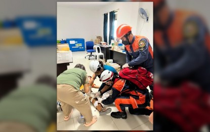 <p><strong>EARTHQUAKE DRILL</strong>. Government workers perform first aid to a victim during an earthquake drill held inside a hospital in Laoag City in his undated photo. On June 9, 2022, a bigger earthquake drill will be staged at the Capitol to further train employees on emergency response. <em>(File photo of the Ilocos Norte PDRRMC)</em></p>