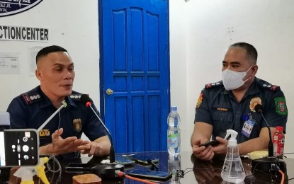 <p><strong>RECRUITMENT</strong>. Col. Jacob Crisostomo (left), chief of the regional recruitment and selection unit of the Police Regional Office 7, and Lt. Col. Ruben Verbo, Jr., information officer of the Negros Oriental Provincial Police Office, discuss the recruitment process of the PNP. Verbo said Negros Oriental showed a decrease in crime volume from January to May, this year, compared to the same period last year despite the lack of police personnel.<em> (Photo by Judy Flores Partlow)</em></p>