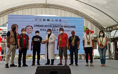 <p><strong>MALASAKIT CENTER.</strong> Senator Christopher Lawrence 'Bong' Go (2nd from left) and other officials witness the turnover of PHP100 million from the Office of the President to the Malasakit Center inside the Davao Regional Medical Center in Tagum City, Davao del Norte, Wednesday (June 8, 2022). The amount will be used by the Malasakit Center to fund the medical needs of poor patients. <em>(PNA photo by Che Palicte)</em></p>