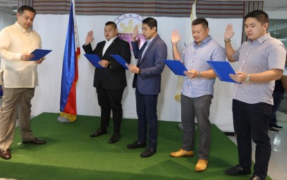 <p><strong>NEW MEMBERS.</strong> Lakas-CMD president and House Majority Leader Martin Romualdez administers the oath of Caloocan Representative-elect Dean Asistio (right), Manila Representative-elect Irwin Tieng (2nd from right), Manila Representative-elect Ernesto "Ernix" Dionisio Jr. (center) and Quezon City Representative-elect Patrick Michael "PM" Vargas as new party members at Lakas-CMD Headquarters in Mandaluyong City on Thursday (June 9, 2022). The party has now 50 members at the House of Representatives. <em>(Photo courtesy of Lakas-CMD)</em></p>