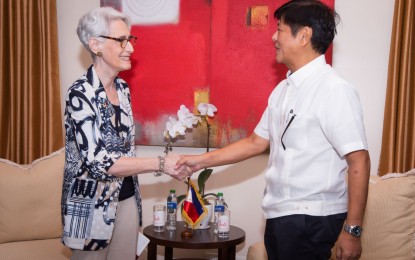<p><strong>VISIT.</strong> US Deputy Secretary of State Wendy Sherman meets with President-elect Ferdinand "Bongbong" Marcos Jr. and his advisors on Thursday (June 9, 2022). Sherman congratulated Marcos on his win as the 17th president.<em> (US Embassy photo)</em></p>