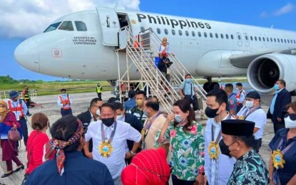 <p><strong>MAIDEN FLIGHT.</strong> Minister Dickson Hermoso of the Ministry of Transportation and Communication of the Bangsamoro Autonomous Region in Muslim Mindanao (in white barong) leads the first passengers of the Philippine Airlines maiden flight from Cotabato to Tawi-Tawi at the Cotabato Airport in Datu Odin, Maguindanao, Thursday (June 9, 2022). The group arrived at about 9 a.m. at the Sanga-Sanga airport in Bongao, Tawi-Tawi. <em>(Photo courtesy of PAL)</em></p>