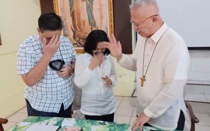 <p><strong>FAMILY CONGRESS</strong>. Cebu Archbishop Jose Palma gives his blessing to Jose Mari Suico and his wife Concepcion who will represent the Archdiocese of Cebu at the 10th World Meeting of Families in Rome, Italy on June 25-26, 2022. This was shortly after a press conference at the Archbishop's Residence in Cebu City on Thursday (June 9, 2022). <em>(PNA photo by John Rey Saavedra)</em></p>