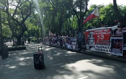 <p><strong>SEND JOMA HOME.</strong> Members of the Makabagong Alyansa, Liga Independencia Pilipinas, and League of Parents of the Philippines rally in front of the Netherlands embassy along Paseo de Roxas Avenue, Makati City on Friday (June 10, 2022). They asked the Dutch government to send back Communist Party of the Philippines founding chair Jose Maria “Joma” Sison to the Philippines to stand trial for his criminal cases.<em> (Contributed photo)</em></p>