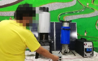 <p><strong>TRAINING BEHIND BARS</strong>. “Rex,” a 53-year-old person deprived of liberty, demonstrates on June 5, 2022 a solar-powered gasifier he developed at the male dormitory of the Baguio City Jail. Rex was among the PDLs who received training through a joint effort by The Bureau of Jail Management and Penology and the Technical Education and Skills Development Authority. <em>(PNA photo by Liza T. Agoot)</em></p>
