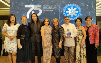 <p><strong>AWARDEES.</strong> Radyo Pilipinas 2 personnel, led by station manager Cecilia Quimlat (2<sup>nd</sup> from left), were recognized during the 75<sup>th</sup> anniversary of the Philippine Broadcasting Service-Bureau of Broadcast Services at Sequoia Hotel in Quezon City on Friday (June 10, 2022). Quimlat has been with the Bureau for 39 years while Peter Paul Patrick Lucas, Judith Caringal, and Anne Camua-Viñas (3<sup>rd</sup>, 7<sup>th</sup>, and 8<sup>th</sup> from left) were among the gold awardees. <em>(Photo courtesy of John Mogol/Radyo Pilipinas)</em></p>