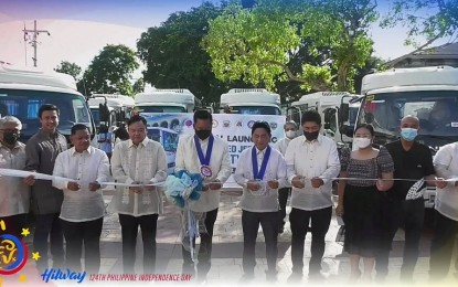 <p><strong>TRANSPORT ROUTE PLAN.</strong> Iloilo City Mayor Jerry Treñas and Land Transportation Franchising and Regulatory Board (LTFRB) regional director Richard Osmeña (4th and 5th from left, respectively) cut the ribbon during the launching of the Local Public Transport Route Plan (LPTRP) on Sunday (June 12, 2022). A total of 77  of the 1,767 modernized jeepneys approved by the LTFRB will initially be plying the 24 routes composed of 17 rationalized and seven new opened routes effective June 12. <em>(PNA photo screengrab from Iloilo City government live stream)</em></p>