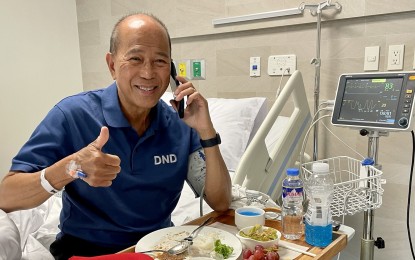 <p><strong>I’M OKAY.</strong> Defense Secretary Delfin Lorenzana is all smiles and gives the thumbs-up sign to assure he’s feeling fine after fainting during the 124th Independence Day celebration at Rizal Park in Manila on Sunday (June 12, 2022). He attributed the collapse to heat, lack of sleep, and exhaustion as he had just arrived from a Singapore security summit hours before proceeding to the event. <em>(Facebook photo)</em></p>