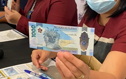 <p><strong>IMPROVED DESIGN.</strong> The Bangko Sentral ng Pilipinas Mindanao Regional Office presents the new PHP1,000 bill in Davao City Monday (June 13, 2022). The agency said the note will be circulated in Mindanao soon.<em> (Contributed photo)</em></p>