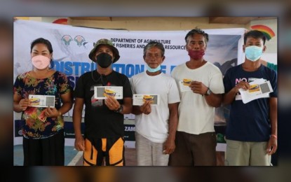 <p><strong>FUEL DISCOUNT CARD</strong>. Fishermen from Zambales show the discount cards they received through the Department of Agriculture-Bureau of Fisheries and Aquatic Resources' fuel subsidy program in this undated photo. Of the total 6,709 fisherfolk-beneficiaries in Central Luzon, some 3,352 are from the province of Zambales.<em> (Photo courtesy of BFAR-3)</em></p>