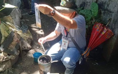 <p><strong>SURVEILLANCE</strong>. A personnel of the Antique Integrated Provincial Health Office during their dengue vector surveillance in barangay Maybato Sur in San Jose de Buenavista on June 8, 2022. IPHO information officer Irene Dulduco said on Monday (June 13, 2022) they discovered the barangay has a high risk for dengue. <em>(PNA photo courtesy of Antique IPHO)</em></p>