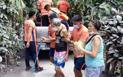 <p><strong>GOING HOME.</strong> Personnel of the Philippine Coast Guard (PCG) help residents of Juban, Sorsogon who are on their way home on Tuesday (June 14, 2022). The PCG said a total of 124 families or 456 residents of Barangay Puting Sapa and Barangay Dayhag in Juban, Sorsogon have so far been brought home by the PCG Station Sorsogon. <em>(Photo courtesy of PCG)</em></p>